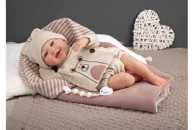 Arias Reborn lėlė kūdikėlis su smėlio spalvos rūbeliais, 45 cm