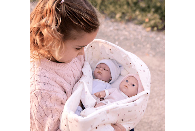 Arias kūdikėliai dvynukai baltoje nešyklėje, 26 cm 2